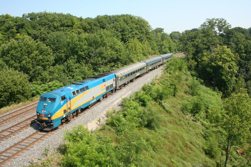 VIA-Rail P42DC 904 nach Niagara am 15.8.2009 an der Bayview Junction bei Hamilton.
