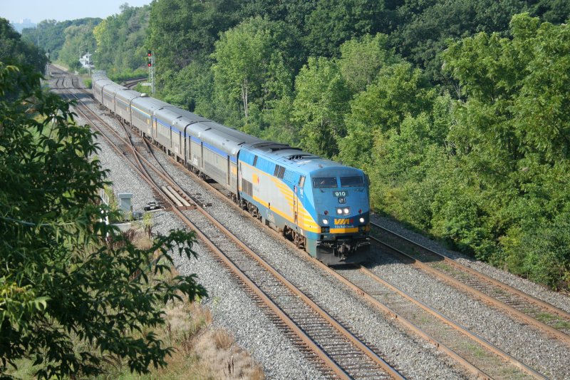 VIA-Rail P42DC 910 von London nach Toronto am 15.8.2009 an der Bayview Junction bei Hamilton.