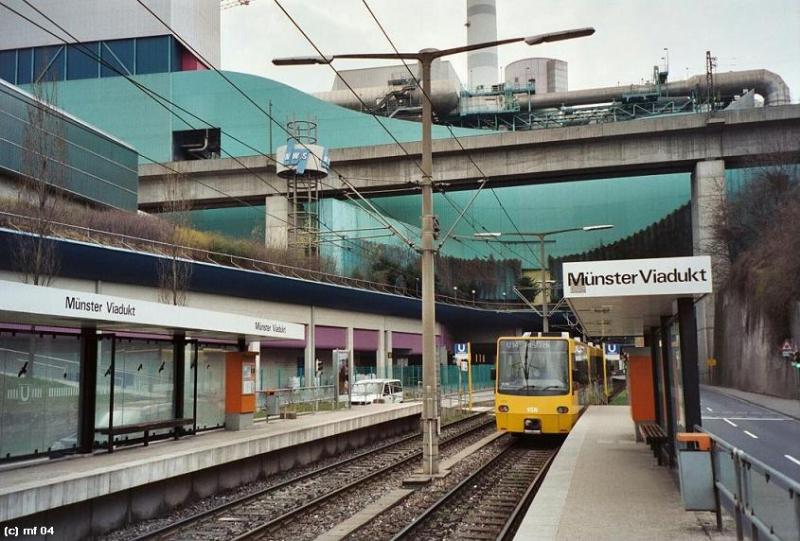 Viadukt und Kraftwerk - 

Hochflurstadtbahn vor der gewaltigen Kulisse des Kraftwerkes Münster. Selbst der Bahnviadukt wirkt da klein. Der 14er fährt seit 12.7.1986 als Stadtbahn. 

Analog 03.2004 (M)