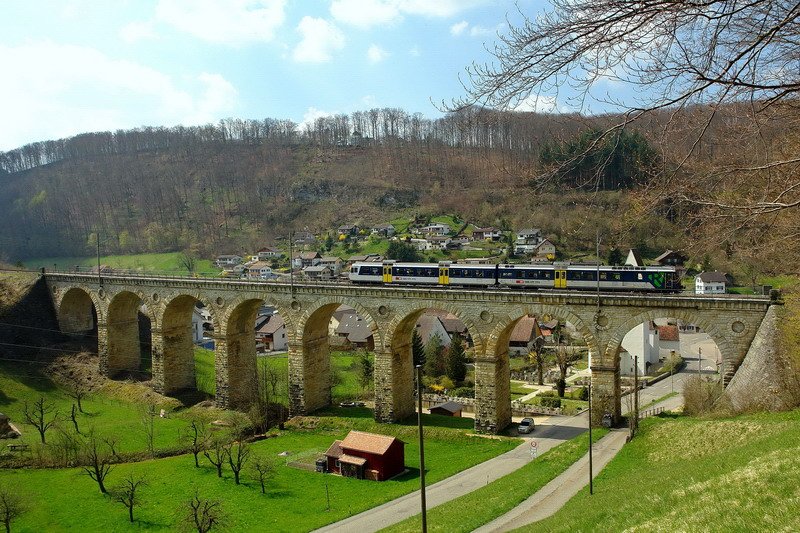 Viadukt in Rmlingen (Baselland). Die Regio-S-Bahn, auch  Lufelfingerli  genannt, verkehrt zwischen Olten und Sissach. 9.4.2007