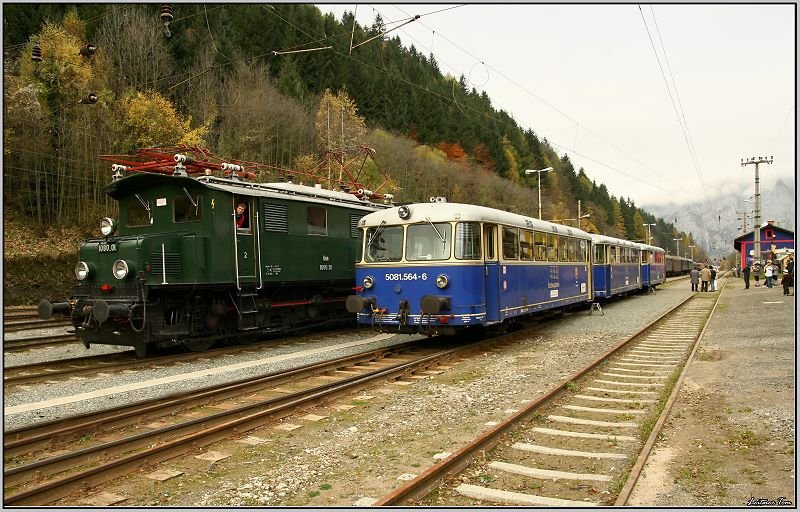 Viel Betrieb im Eisenerzer Bahnhof.Grund dafür war die Sonderfahrt der ÖGEG von Salzburg nach Eisenerz.Hier sieht man diesen Sonderzug bespannt mit der Selzthaler 1080.01 und im Vordergrund die drei Uerdinger Schienenbusse 5081 562+563+564. Eisenerz 25.10.2008
