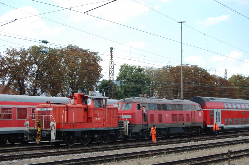 Viel Betrieb herrschte am 28.8.2009 im Ulmer Hbf. Die kleine 365 683-2 rangiert eine 218 mitsamt Doppelstockgarnitur.