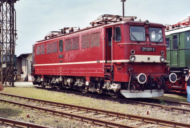 Viel Interesse fand auch die BR 211 001-3 (E 11 001) in Weimar. (Mai 2003)