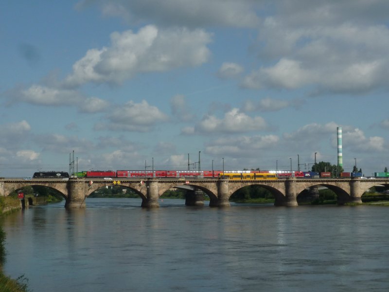 Viel los auf der Dresdner Marienbrcke. Ganz vorne eine Straenbahn der DVB, dahinter Br 143 mit S-Bahn Richtung D-Neustadt umd ganz hinten ITL Br 189, samt ex-DR V100 und Containerzug im Schlepp. 18.08.09