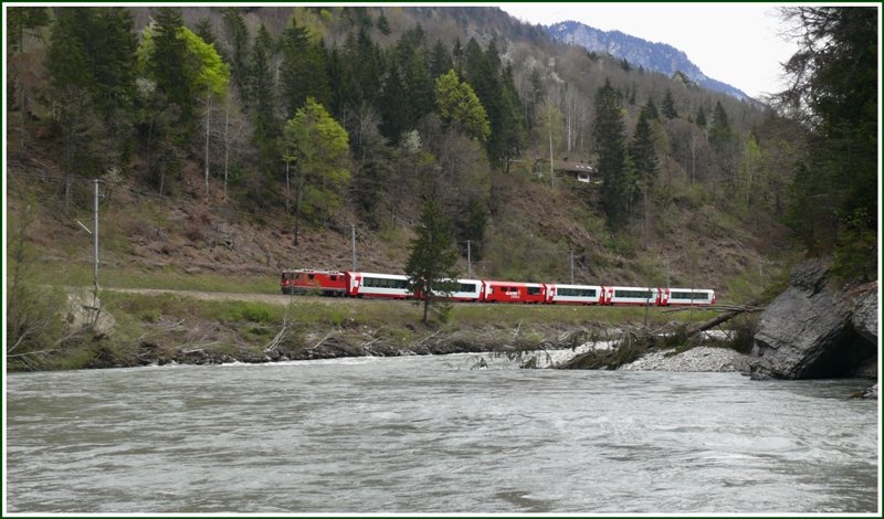 Viel Schmelzwasser kommt bereits den Vorderrhein herunter, whrenddem der GlacierExpress 903 Richtung Disentis und Zermatt fhrt. (16.04.2009)
Ich weiss ich hab zu frh abgedrckt, aber beim nchsten Bild war bereits der Mast mitten in der Lok.
