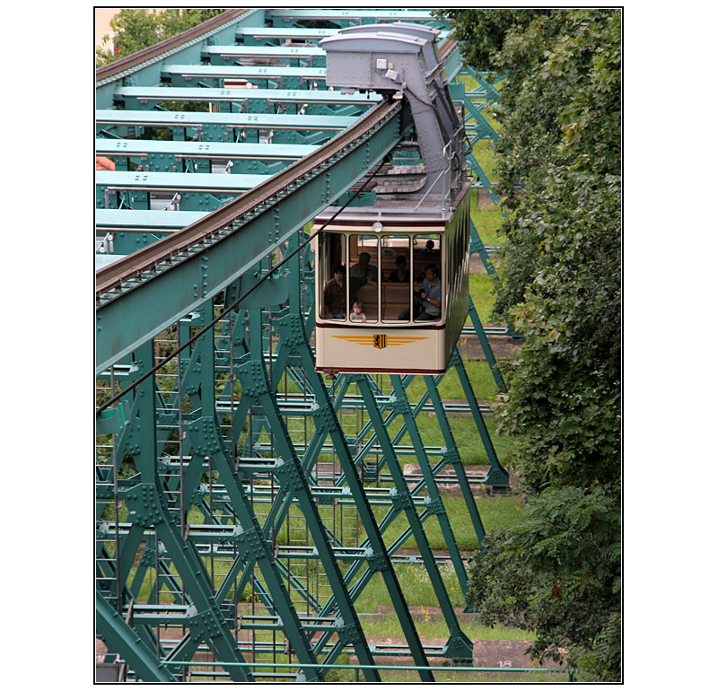 Viel Stahl -

Die Schwebebahn in Dresden-Loschwitz. 

03.08.2009 (M)
