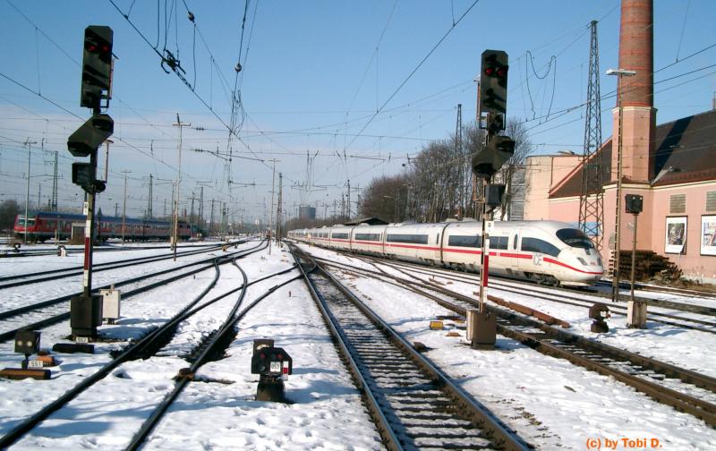 Viel Verkehr herrscht am Hauptbahnhof von Augsburg. Rechts verlsst gerade eine Doppeltraktion 403 den Bahnhof, um in ca. 4,5h in Dortmund zu sein. Links fhrt ein Regionalexpress aus Ulm ein.