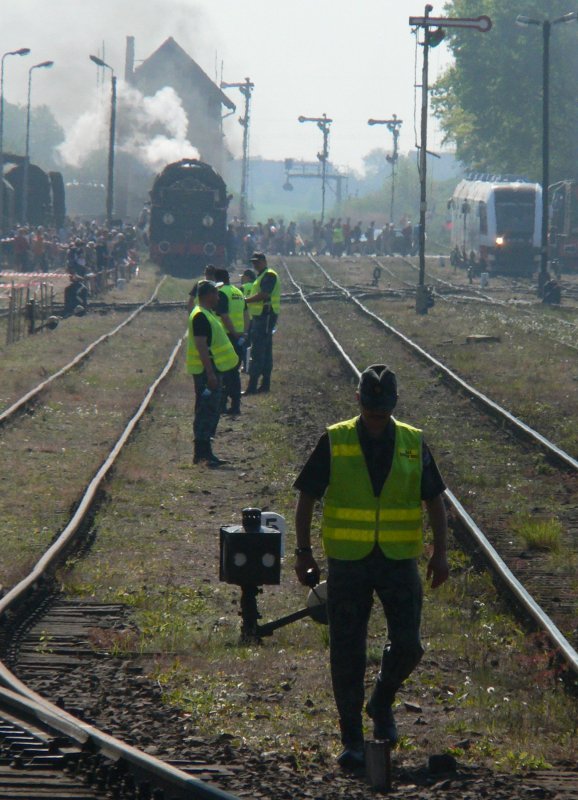 Viele Bahnpolizisten sorgten dafr, dass sich auf dem Fest niemand in Gefahr begab. 28.4.2007, Wolsztyn