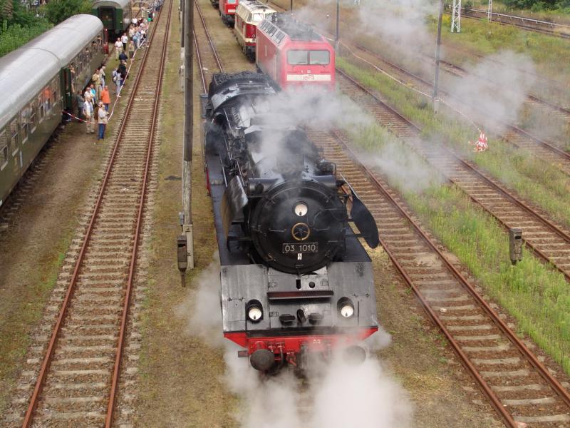 Viele Eisenbahnfreunde nutzten die Gelegenheit, die 03 1010 unter Dampf zu fotgrafieren.Aufgenommen am 21.08.04 auf dem 1.Berliner Eisenbahnfest.
