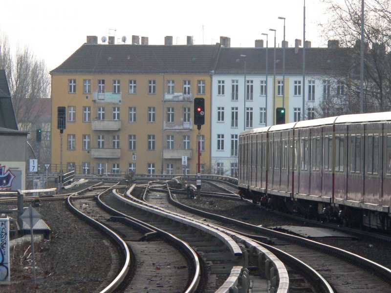 Viele Hauptstdter haben S- oder U-Bahnen so nahe vor der Wohnung, dass man ihnen ins Wohnzimmer schauen kann. Dies hier ist aufgenommen von der Station Treptower Park mit Blick Richtung Sden. Die S-Bahn ist eine Ringbahn, die als nchsten Halt Sonnenallee hat. Dort spielt auch der gleichnamige Spielfilm. 17.2.2007