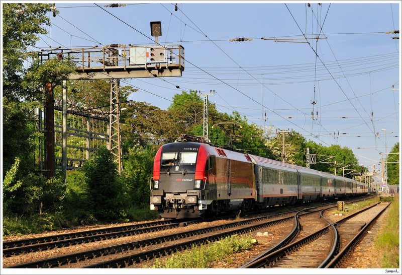 Viele IC/EC werden dzt. auf der Westbahn mit RJ-Maschinen bespannt. So auch dieser OIC 740. Wien/Penzing, 8.5.2009.