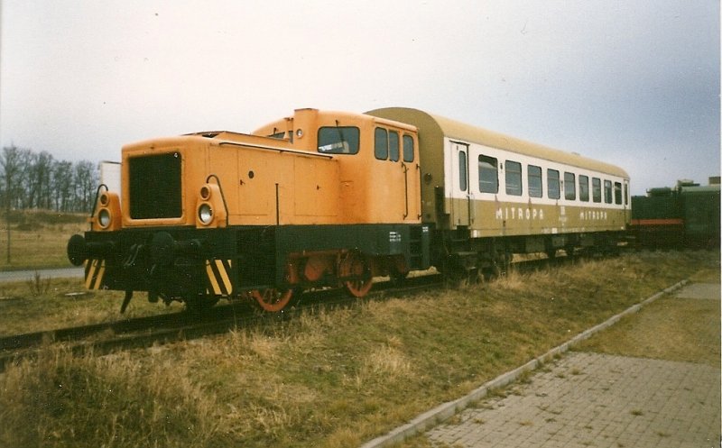 Viele Jahre war der Modellbahnhersteller  Sachsenmodelle  in Zittau Zuhause.Hier konnte man auch eine Werkbesichtigung machen oder im Werkverkauf einkaufen.Auch ich als Modellbahnfan nutzte im Januar 1999 die Gelegenheit f�r einen Besuch des Werkes.Auf dem Gel�nde stand auch Diese ehmalige Werklok zusammen mit einem ehmaligen DR-Speisewagen.