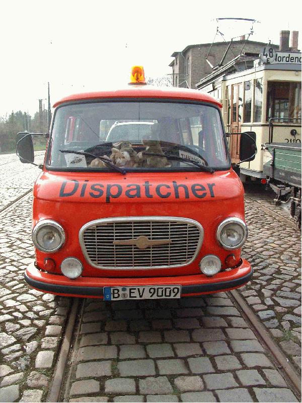 Viele Kinder werden sich an diesem Ostersamstag des Jahres 2002 gefragt haben, wo denn wohl der Osterhase ist. Hier die L�sung des R�tsels: der Dispatcher hat ihn zum Betriebshof Niedersch�nhausen gebracht, von wo aus er seine n�chtliche Runde starten wird...;-) 