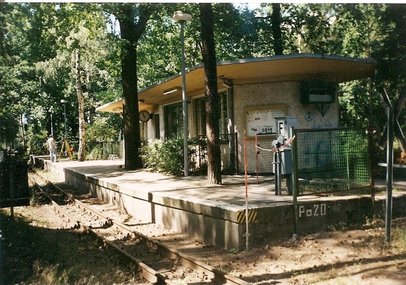 Viele kleine Haltepunkte sind bei der Berliner Parkeisenbahn versteckt.So auch der Haltepunkt  Freilichtbhne .