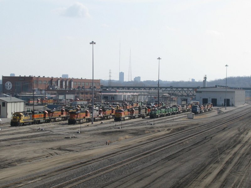 Viele Loks sind am 2.3.2008 vor dem BW der BNSF in Kansas City abgestellt.