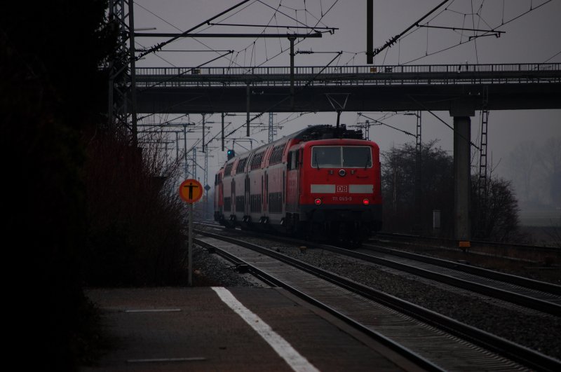 Viele reden und schimpfen bers Sch-Wetter... Auch trbes und regnerisches hat seinen ganz eigenen Reiz. Man mu sich nur von der Stimmung tragen lassen...Fernweh...Heimweh.. Selbst eine Regionalbahn kann uns trumen lassen.