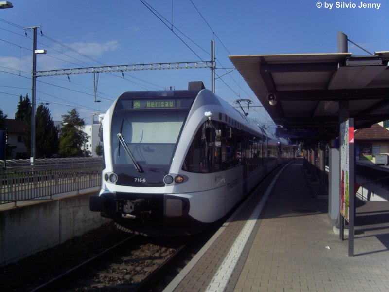 Vielleicht bereits das letzte Bild der GTW's RABe 526 716-6 ''Romanshorn'' und 526 715-8 ''Barockes Bischofszell'' am 28.7.08 in Heerbrugg. Diese beide GTW's werden vorgesehen zum Ausbau zu GTW 2/8. Somit werden sie auch umnummeriert. Sie werden in Zukunft die Nummer 526 787 (715) und 788 (716) tragen.