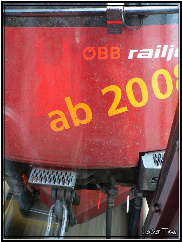 Vielleicht ein etwas ungewhnliches Portrait.
Railjet Taurus 1116 200-5  5.5.2007