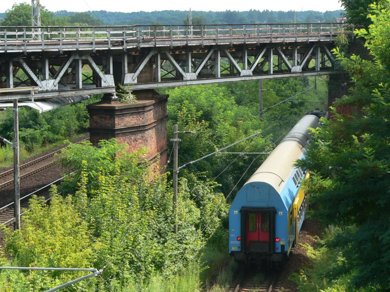 Vielleicht ein langweiliges Bahnfoto, aber hier stellt sich die Schienenverkehrssituation in Frankfurt (Oder) ganz gut dar. Die Zge in Richtung Polen fahren auf einem hohen, zugewachsenen Bahndamm entlang (was Fotos brigens nicht grad einfach macht, wenn man ortsunkundig ist). berall findet man tolle Brckenbauwerke - hier ein stillgelegtes. Links sind die Schienen Richtung Cottbus. 21.7.2007