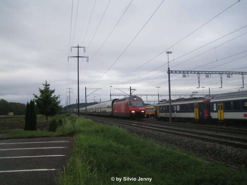 Vielleicht fllt dem einen oder anderen etwas auf. Wenn nicht so klr ich jetzt auf. Nebst dem normalen IC Dosto des IC 842 nach Bern war zustzlich noch ein zweiter IC Dosto angekuppelt, so dass dieser Zug aus 17 Fahrzeugen bestand. Den vorderen Pendel fhrte die Re 460 118-3 ''Gottthard'', den hinteren die Re 460 057-3 ''Val-de-Ruz'' Man versuchte mit diesem Zug herauszufinden, ob es mglich ist, im LBT einen zweiten Zug zu berfhren, um Trassen zu sparen. Allerdings hatte diese bunng in Zrich Gleisnderungen zur Folge, da die vordere Lok am Prellbock war, und der hinterste Bt nur bei gewissen Geleisen hinter dem Signal, UA Oberiwnterthur 17.5.08