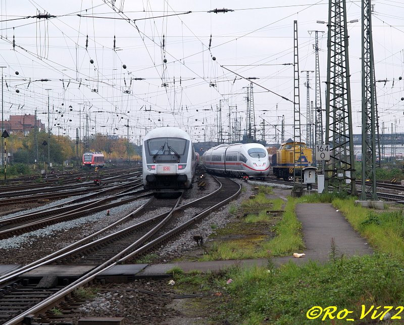 Vier auf einen Schlag, von links : RB,IC,ICE,DB Netz. Dortmund Hbf. 01.11.2007.