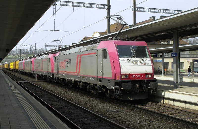 Vier auf einen Streich! Vier Crossrail Loks bei der durchfahrt in Spiez.
08.04.2009