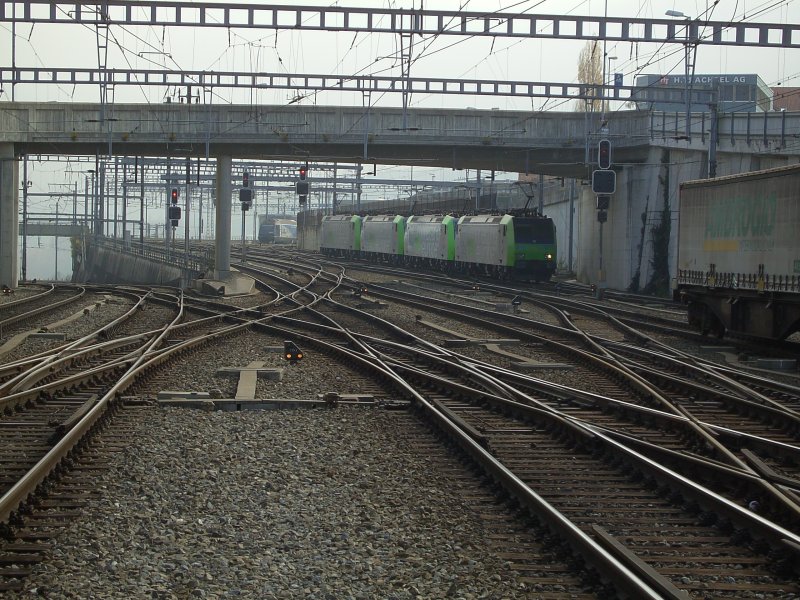 Vier BLS Re 485 am 03.11.2007 auf den Weg in Depot von Spiez. 