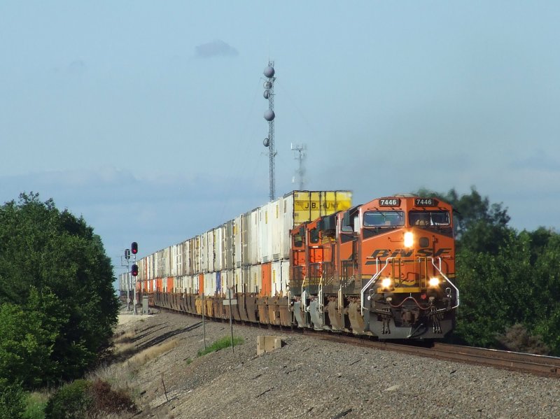 Vier BNSF Dash-9 bringen einen Twin-Stack Containerzug durch Rose Hill, Kansas am 21.07.2009.