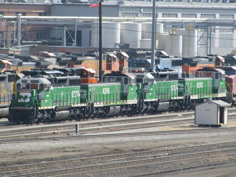 Vier BNSF Loks mit Burlington Northern Lackierung im BW Kansas City der BNSF. Aufgenommen am 2.3.2008.