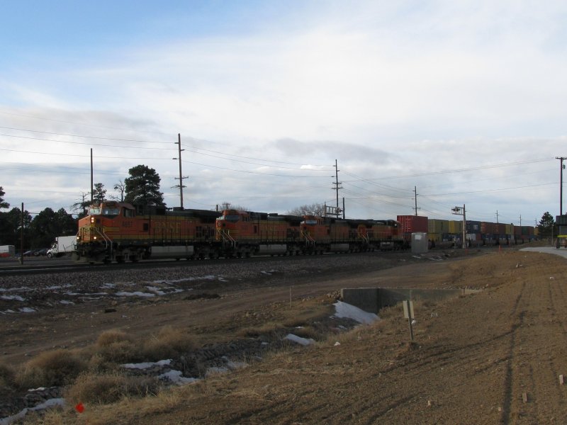 Vier BNSF Loks mit einem Containerzug am 4.1.2008 in Flagstaff (Arizona).