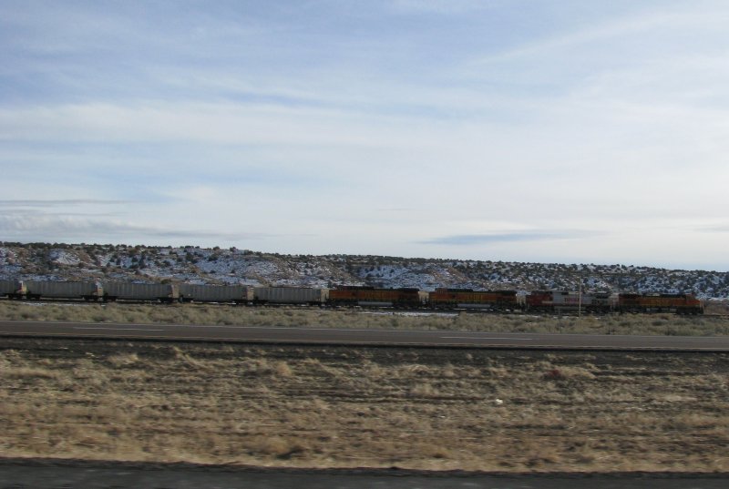 Vier BNSF Loks sind mit einem langen, schweren Kohlezug in Arizona unterwegs. Die zweite Lok trgt noch die Santa Fe Lackierung. Der Zug war mit ca. 120 km/h (!) unterwegs.