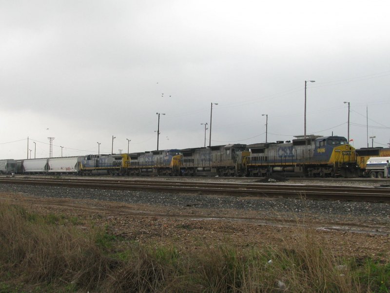 Vier CSX Loks mit einem Gterzug am 21.2.2008 in Houston (Texas).