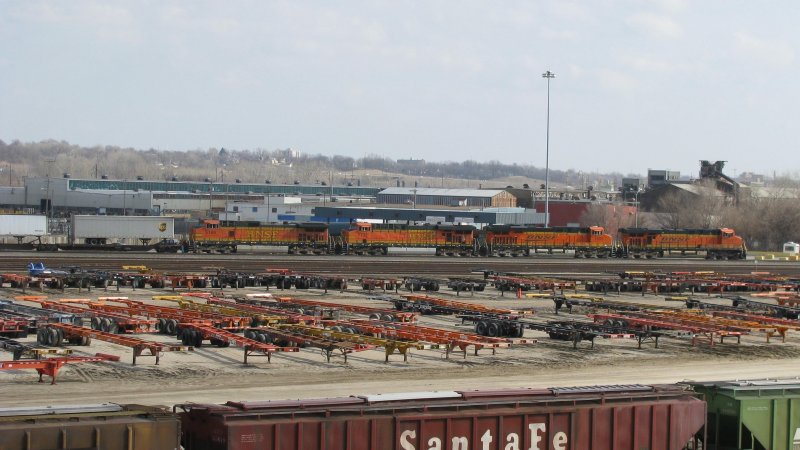 Vier Dash 9 der BNSF mit einem Gterzug am 2.3.2008 in Kansas City.
