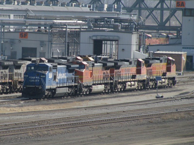 Vier Dash 9 sind am 2.3.2008 im BW der BNSF in Kansas City abgestellt. Die erste Lok trgt noch die Conrail Lackierung (gehrt aber der CSX oder der NS), die anderen drei Loks gehren der BNSF.