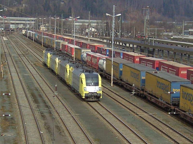 Vier ES 64 U2 abgestellt am 05.02.2008 in Kufstein und warten auf Zge zum Nachschieben ber den Brenner. 