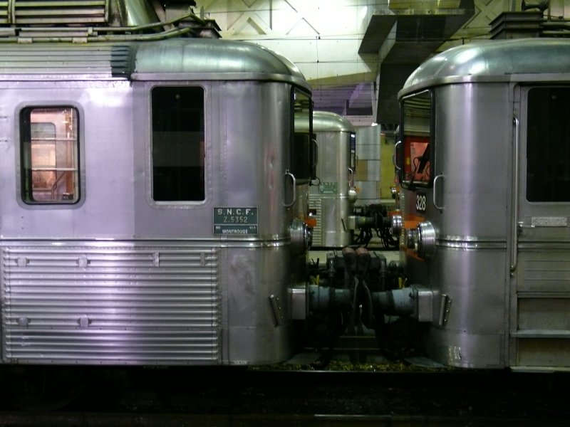 Vier Gesichter der schon betagten Elektrotriebzge der Reihe Z5300 im Bahnhof Paris-Montparnasse: Vorne die Z5352 und Z5328, sowie hinten die Z5322 und Z5305.
Diese Zge sind ber 40 Jahre alt und entsprechen heutigen Erwartungen nicht mehr so ganz. Bis 2009 sollen sie alle abgestellt sein.  26.06.2007