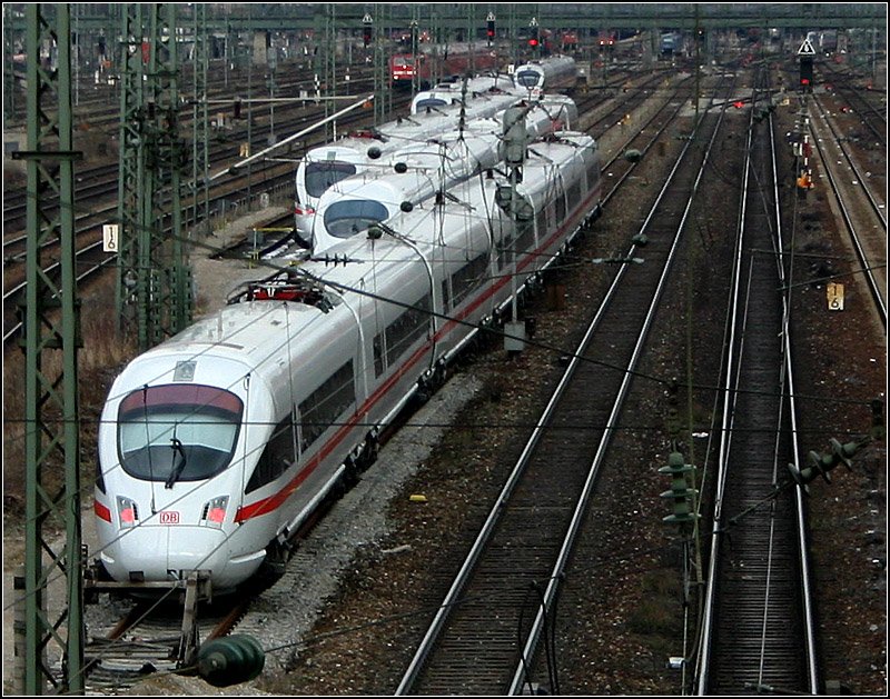 Vier ICE Ts und ein ICE 3 abgestellt im Vorfeld des Münchner Hauptbahnhofes. 

06.04.2006 (M)
