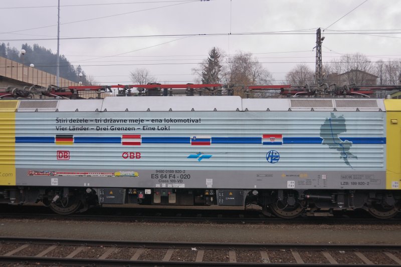 Vier L�nder - Drei Grenzen - Eine Lok: Die Zulassung f�r Deutschland, �sterreich, Slowenien und Kroatien, sowie das installierte  Italien-Paket, (E 189 920) , um nur ein paar zu nennen,  machen diese Lok universell einsetzbar. Detailaufnahme in Kufstein am 2. Dezember 2008.