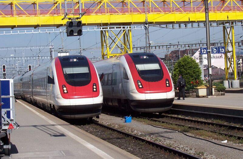 Vier RABDe 500, zwei fahrplanmige Zge mit je zwei Einheiten, fahren am 30.04.2005 genau synchron in den Hauptbahnhof Zrich ein.