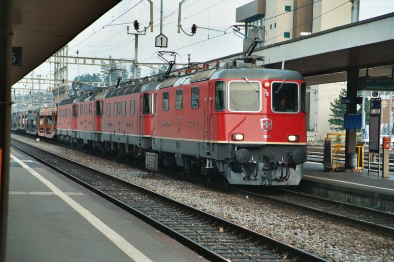 Vier SBB Loks. Im Vordergrund eine Re 4/4 II danach eine Re 6/6, Re 4/4 und dann noch eine Re 6/6.