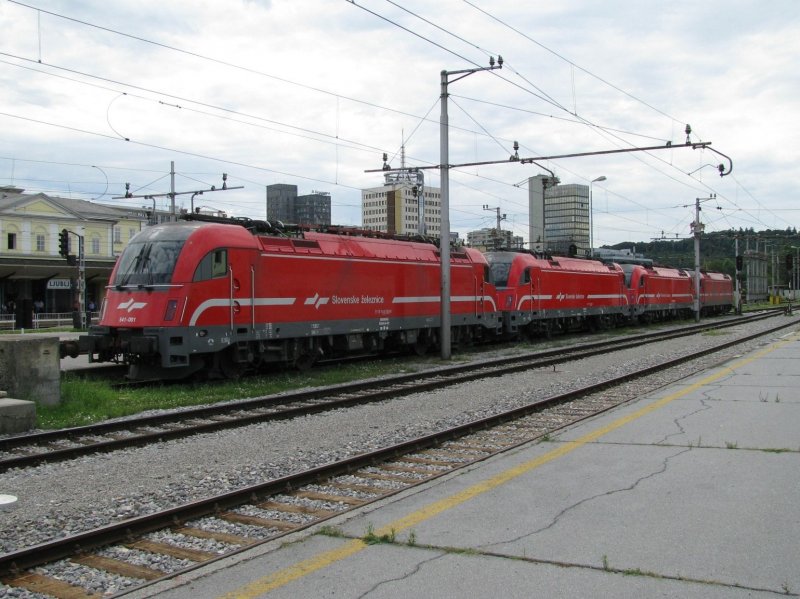 Vier slowenische Taurus sind am 17.8.2008 in Ljubljana abgestellt. Der erste hat die nummer 541 001.