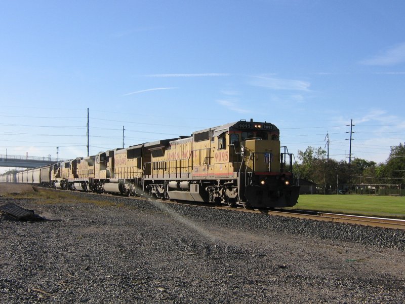 Vier Union Pacific Loks bespannen am 15.11.2007 einen Gterzug, hier in Rosenberg (bei Houston, Texas).