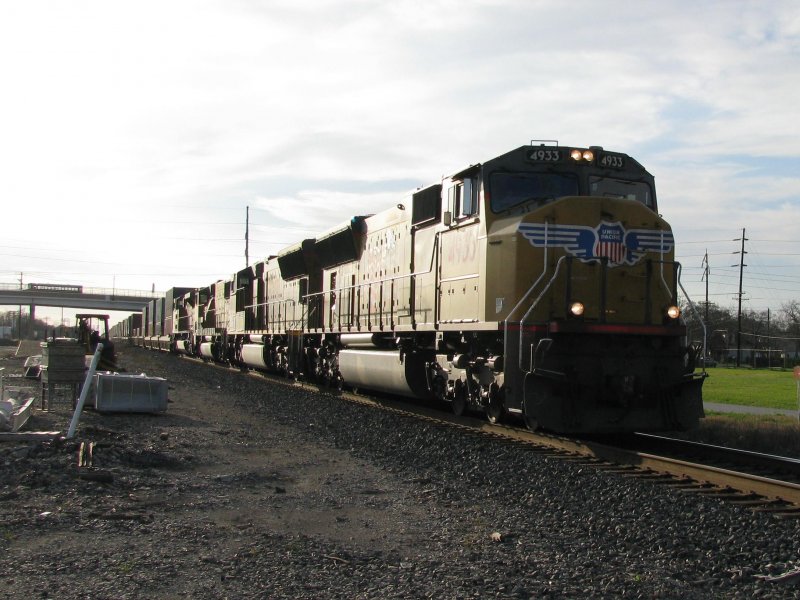 Vier Union Pacific Loks mit einem Containerzug am Abend des 19.2.2008 in Rosenberg (bei Houston, Texas).