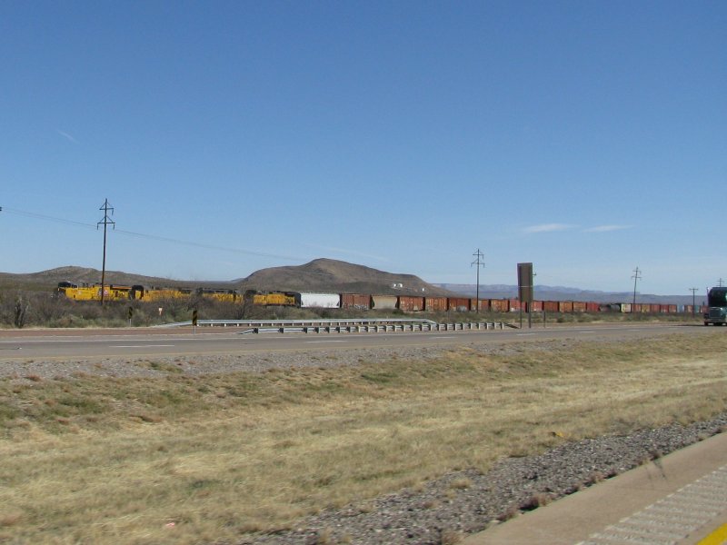 Vier Union Pacific Loks sind mit einem Gterzug am 7.1.2008 in Texas unterwegs.