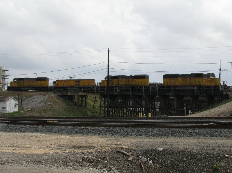 Vier Union Pacific Loks sind am 4.2.2008 auf einer Brcke abgestellt. Aufgenommen in Houston (Texas).