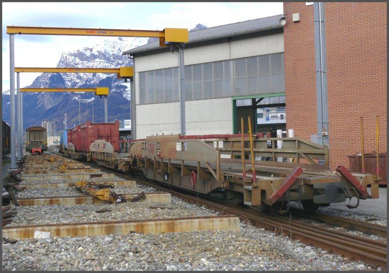 Vierachsige Containertragwagen der RhB in Landquart. 21.11.2007
