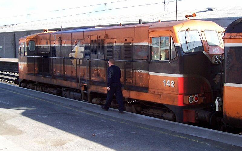 Vierachsige dieselelektrische Lok 142 von General Motors am 14.02.2005 in Dublin-Connolly. Diese Loks wurden ab 1962 gebaut und fahren heute Reginalzge und im Rangierdienst.
