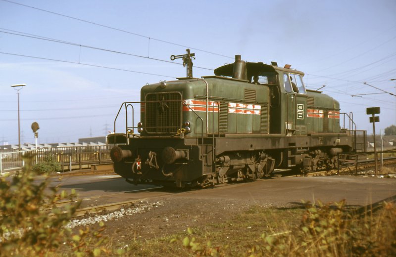 Vierachsige Diesellok der RAG auf der Zechenbahn zur Zeche Consolidation auf dem Bahnbergang beim Bw Gelsenkirchen - Bismarck im September 1973.