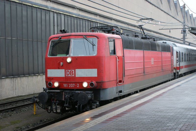 Vierachsiige Zweisystemlokomotive der DB Baureihe 181 Nr 181 207-2 im Bahnhof Luxemeburg am 17.01.2009 mit dem IC Norddeich Mohle.