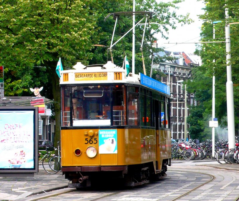  vierasser  565 (Baujahr 1931) bei der Haltestelle
centraal station noord auf der Zoo-Linie 11 am 28.07.08.
Als Rotterdammer einer meiner Lieblingstramtypen.